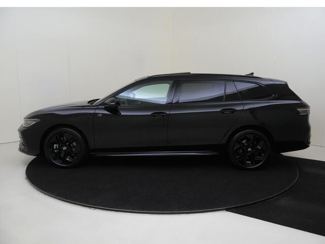 Volkswagen PASSAT Variant 1.5 eHybrid R-Line Edition | Panoramadak | Trekhaak | Head-up display | Parkeerassistent | Black style | Adaptieve demping | Stoelverwarming voor en achter | Dodehoek detectie |
