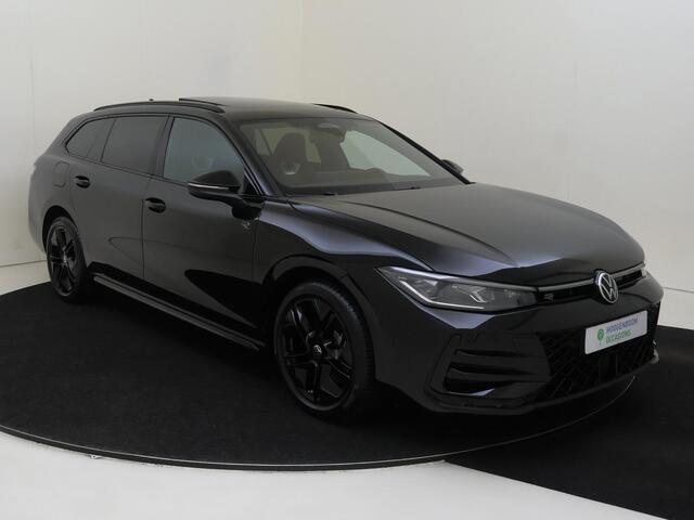 Volkswagen PASSAT Variant 1.5 eHybrid R-Line Edition | Panoramadak | Trekhaak | Head-up display | Parkeerassistent | Black style | Adaptieve demping | Stoelverwarming voor en achter | Dodehoek detectie |