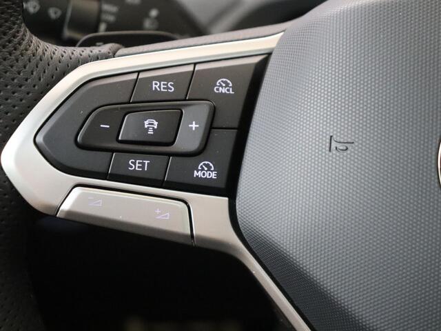Volkswagen PASSAT Variant 1.5 eHybrid R-Line Edition | Panoramadak | Trekhaak | Head-up display | Parkeerassistent | Black style | Adaptieve demping | Stoelverwarming voor en achter | Dodehoek detectie |
