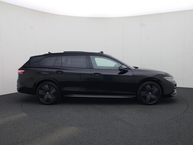 Volkswagen PASSAT Variant 1.5eHybrid 200kW/272PK R-Line Blackstyle DSG · Panoramadak · Trekhaak · 360°Camera + Parkeersensoren · Garantie tot januari 2030 of 100000km.
