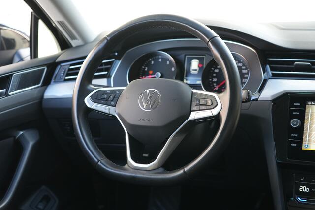 Volkswagen PASSAT Variant 1.5 eTSI Business Navigatie/Trekhaak/Parkeersensoren