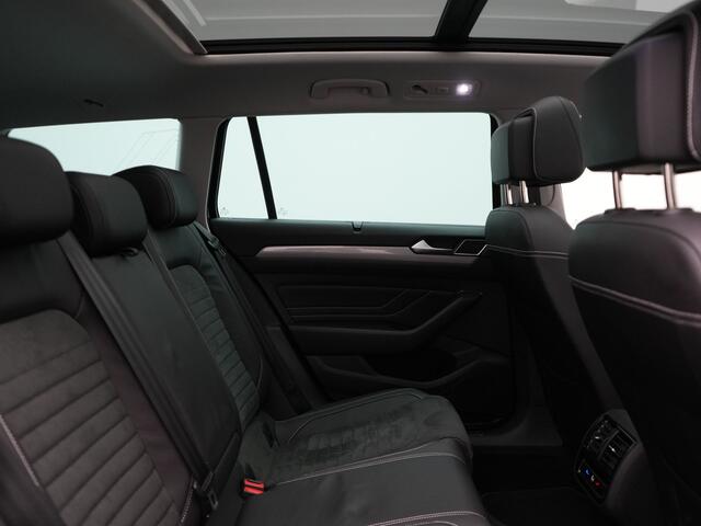 Volkswagen PASSAT Variant 1.4 TSI GTE Business Plug In Hybrid 218pk Dealer O.H PHEV | Trekhaak Af Fabriek | Panodak | Adaptive Cruise | Camera | Alcantara Sportstoelen Massage & Verwarmd | Apple Carplay | Navigatie | Keyless | Virtual | DAB |