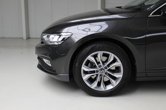 Volkswagen PASSAT Variant 1.5 TSI DSG Navigatie | Camera | Ergocomfort Stoel | Lichtmetalen Velgen