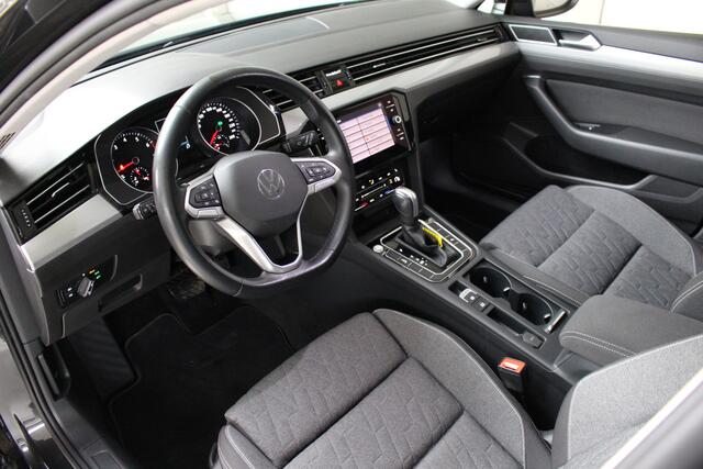 Volkswagen PASSAT Variant 1.5 TSI DSG Navigatie | Camera | Ergocomfort Stoel | Lichtmetalen Velgen