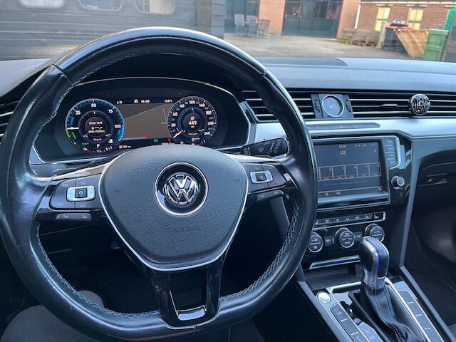 Volkswagen PASSAT Variant 1.4 TSI GTE Connected Series Plus Panorama dak ,donkere hemel,virtual cockpit,