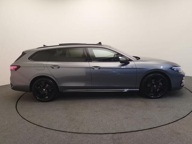 Volkswagen PASSAT Variant 1.5 eHybrid 272pk DSG/AUT R-Line Wegklapbare trekhaak, Panoramadak, Harman/Kardon, Leder