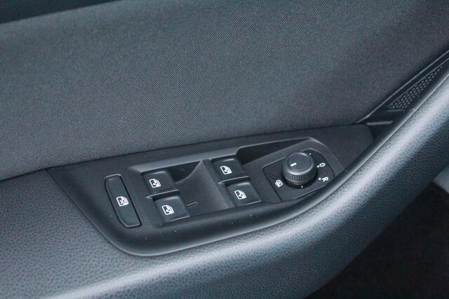 Volkswagen PASSAT Variant 1.5 TSI Comfortline Business | Trekhaak | ACC | Carplay |