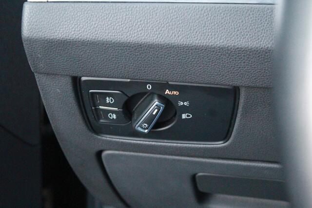 Volkswagen PASSAT Variant 1.5 TSI Comfortline Business | Trekhaak | ACC | Carplay |