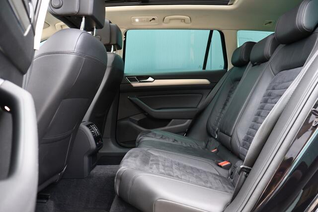 Volkswagen PASSAT Variant 1.8 TSI Highline Business R Automaat | 180pk | R-Line | Panoramadak | Active Info Display | Trekhaak | Stoelverwarming | LED | 18 Inch | Keyless