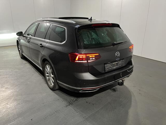 Volkswagen PASSAT Variant 1.4 TSI PHEV GTE / AUTOMAAT/ LEER/ PANO/ ELEKTR. TREKHAAK/ 18" LMV/ ADAPT. CRUISE/ LED/ PARK. SENSOREN + CAMERA/ NAVI/ STOEL VERWARM. V+A/ STUUR VERWARM.