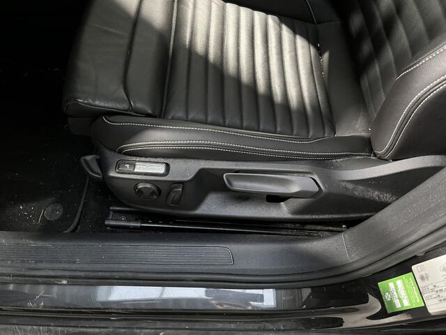 Volkswagen PASSAT Variant 1.4 TSI PHEV GTE / AUTOMAAT/ LEER/ PANO/ ELEKTR. TREKHAAK/ 18" LMV/ ADAPT. CRUISE/ LED/ PARK. SENSOREN + CAMERA/ NAVI/ STOEL VERWARM. V+A/ STUUR VERWARM.