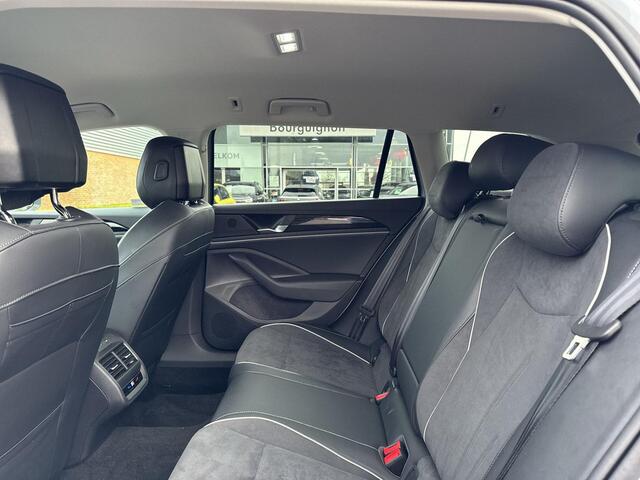 Volkswagen PASSAT Variant 1.5 eHybrid Business | Trekhaak | ACC | HUD | Stoelverwarming |