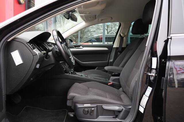 Volkswagen PASSAT Variant 1.5 TSI Comfortline Business | Origineel NL | Trekhaak | ACC | Navigatie | PDC | Rijklaar! |