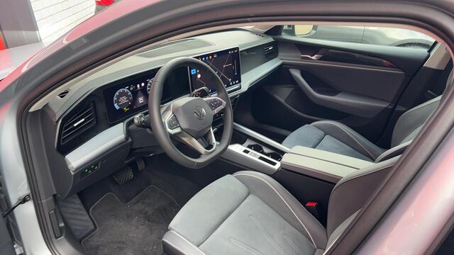 Volkswagen PASSAT Variant 1.5 eTSI Elegance Business TREKHAAK / FULL LED / CAMERA / STOELVERW / STUURVERW / CARPLAY / KEYLESS / NIEUWSTAAT!