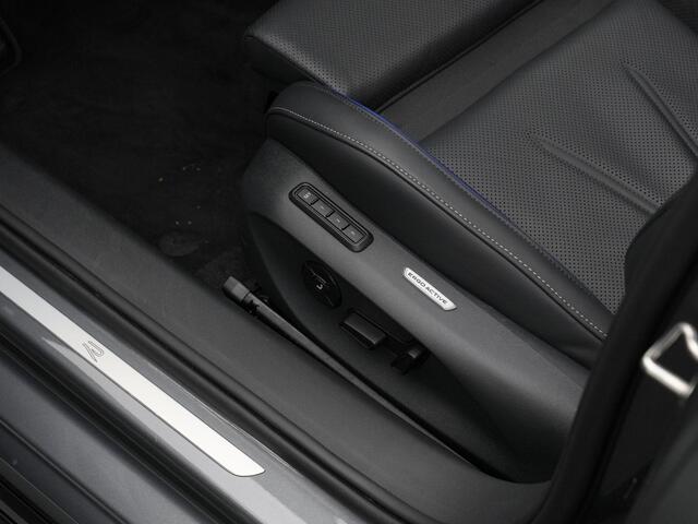 Volkswagen PASSAT Variant 1.5 eHybrid 272 pk DSG R-Line Edition | Panoramdak | Leder | Geheugenstoel-/massagestoelen | Adaptief onderstel | Rondomzicht camera | Stoelventilatie