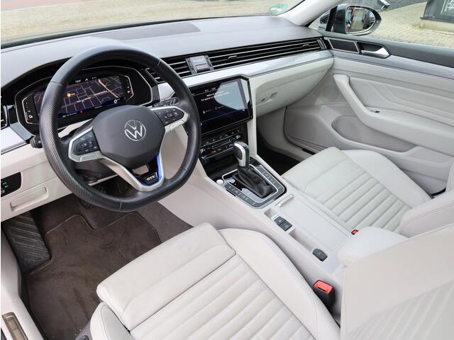 Volkswagen PASSAT Variant GTE 1.4 TSI PHEV 218PK | Panodak | Vol Leer | 360° | Standkachel | Virtual | IQ Light Matrix LED | Trekhaak | Stoelverwarming V+A+Stuurwiel |