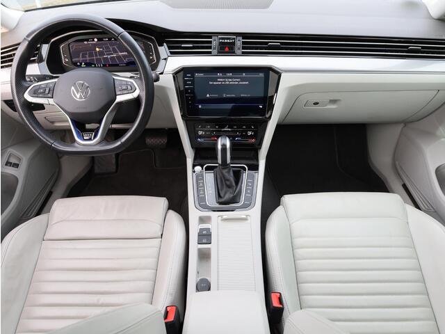 Volkswagen PASSAT Variant GTE 1.4 TSI PHEV 218PK | Panodak | Vol Leer | 360° | Standkachel | Virtual | IQ Light Matrix LED | Trekhaak | Stoelverwarming V+A+Stuurwiel |