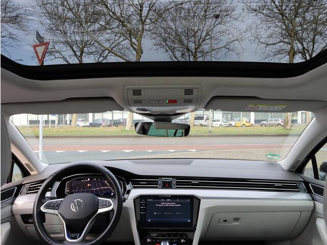 Volkswagen PASSAT Variant GTE 1.4 TSI PHEV 218PK | Panodak | Vol Leer | 360° | Standkachel | Virtual | IQ Light Matrix LED | Trekhaak | Stoelverwarming V+A+Stuurwiel |