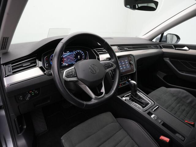 Volkswagen PASSAT Variant 1.5 TSI 150 pk DSG Elegance | Trekhaak | Head-up display | Leder/alcantara | Achteruitrijcamera