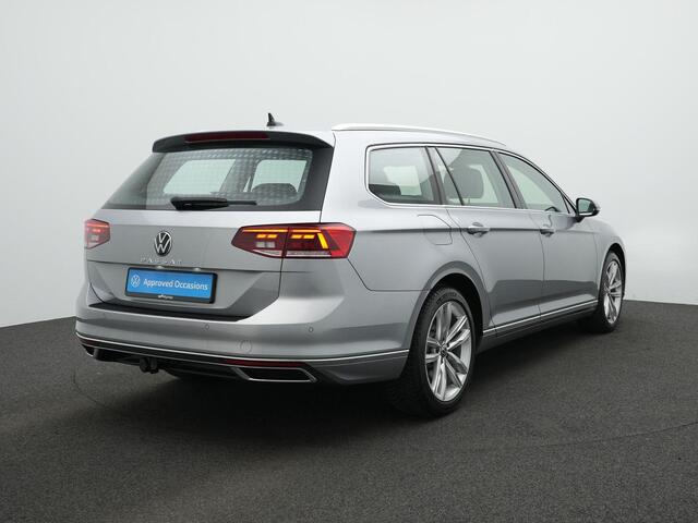 Volkswagen PASSAT Variant 1.5 TSI 150 pk DSG Elegance | Trekhaak | Head-up display | Leder/alcantara | Achteruitrijcamera