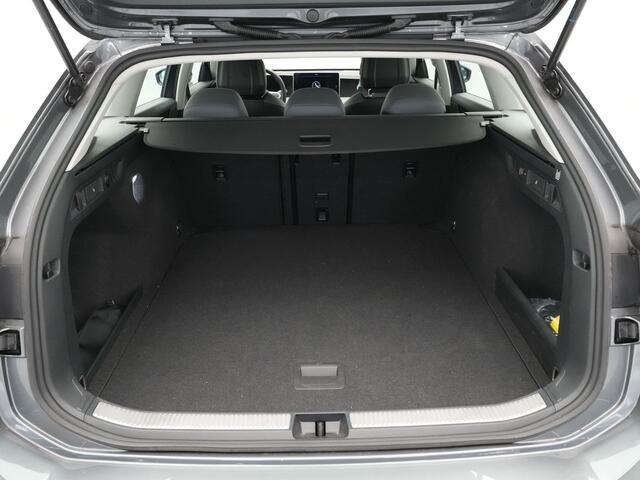 Volkswagen PASSAT Variant 1.5 eTSI 150pk DSG Business Trekhaak Navigatie Camera Massage 62