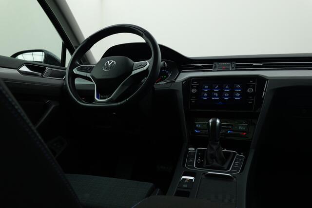 Volkswagen PASSAT Variant 1.4 TSI PHEV GTE Business | Pano | Trekhaak | Camera | SoH 96%