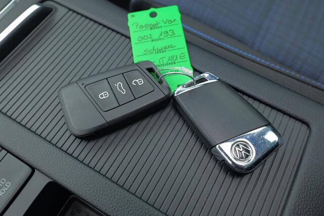 Volkswagen PASSAT Variant 1.4 TSI PHEV GTE Business | Pano | Trekhaak | Camera | SoH 96%