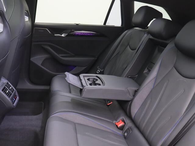 Volkswagen PASSAT Variant 1.5 eHybrid R-Line Edition 272PK DSG Black Style, Pano-Schuifdak, Trekhaak, Lederen Bekleding, Memorystoel, 360gr. Camera, Stoel-Stuurverwarming, 18" LM Velgen