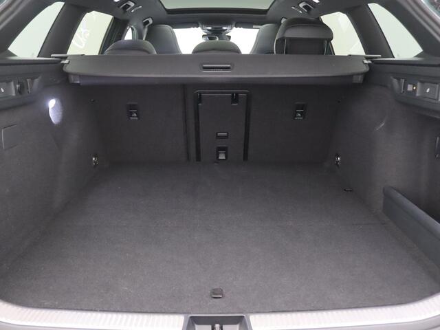 Volkswagen PASSAT Variant 1.5 eHybrid R-Line Edition 272PK DSG Black Style, Pano-Schuifdak, Trekhaak, Lederen Bekleding, Memorystoel, 360gr. Camera, Stoel-Stuurverwarming, 18" LM Velgen