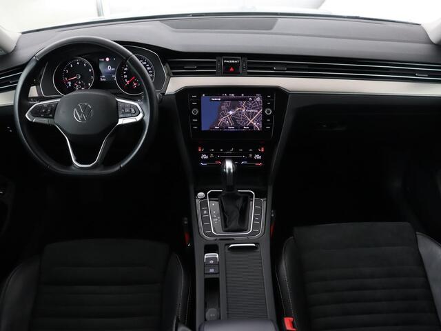 Volkswagen PASSAT 1.5 TSI Comfort Business | Stoelverwarming | Leder/Alcantara | Trekhaak | Adaptive cruise | Navigatie | Full LED | Parkeerhulp | Climate control | Bluetooth