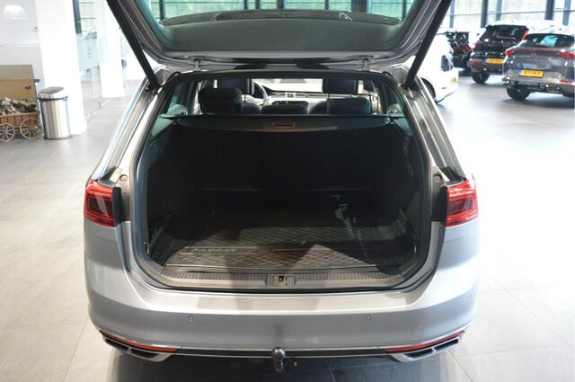 Volkswagen PASSAT Variant 1.5 TSI x R-LINE navi leer pano trekhaak keyless 19 inch !!