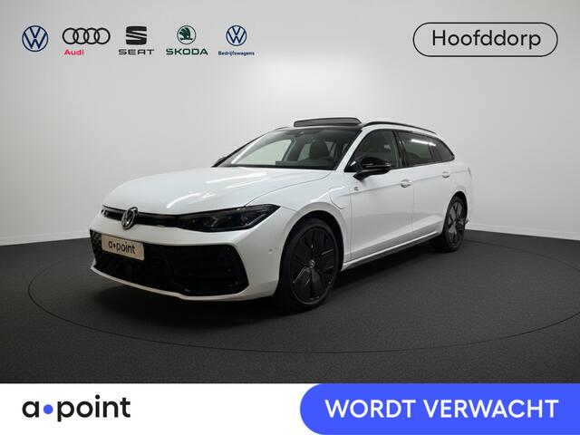 Volkswagen PASSAT Variant 1.5 eHybrid R-Line Edition 272 pk Automaat (DSG) | Verlengde garantie | Navigatie | Panoramadak | Trekhaak (wegklapbaar) | Lederen bekleding | Stoelverwarming v/a | R-Line |