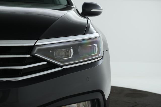 Volkswagen PASSAT Variant 1.5 TSI Elegance Business R Trekhaak, Navigatie, Stoelverwarming!