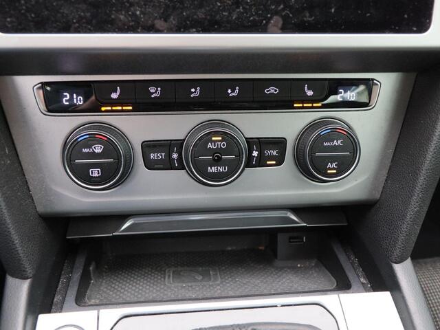 Volkswagen PASSAT Variant 2.0 TDi 150 Pk Automaat Comfortline Business | Adaptive Cruise | Climate Control | Navigatie | Carplay | Stoelverwarming | Parkeersensoren | Trekhaak | 16 Inch