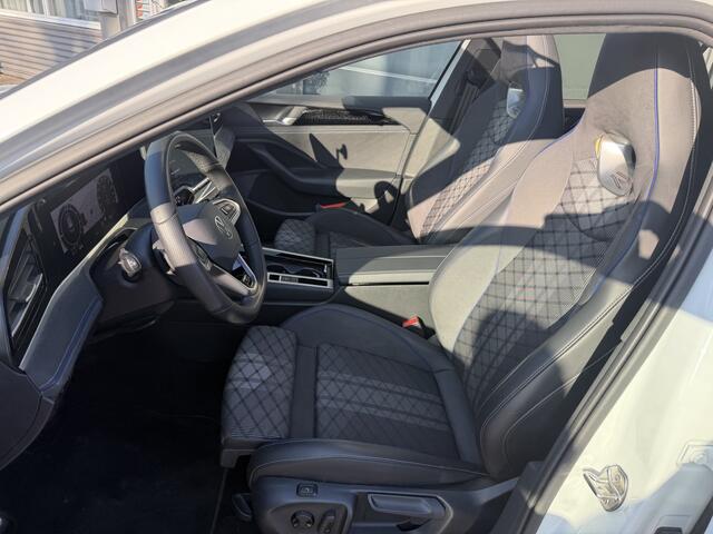 Volkswagen PASSAT Variant 1.5 eHybrid R-Line Edition | 272 Pk AutomaatMatrix LED | Panoramadak | Head-Up | Black Style | Trekhaak | 18" | 40.050 Km!!