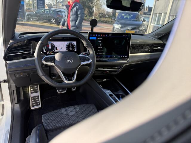 Volkswagen PASSAT Variant 1.5 eHybrid R-Line Edition | 272 Pk AutomaatMatrix LED | Panoramadak | Head-Up | Black Style | Trekhaak | 18" | 40.050 Km!!