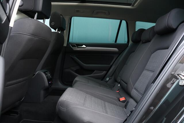 Volkswagen PASSAT Variant 1.5 TSI Business Automaat | Panoramadak | Elektr. Trekhaak | Stoelverwarming | Camera | Keyless | Adaptieve Cruise Control