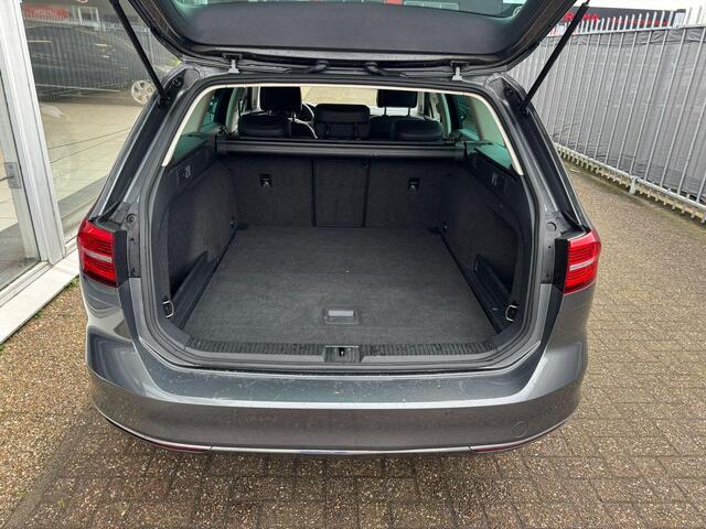 Volkswagen PASSAT Variant 1.4 TSI ACT Highline Business R | Airco | Elektrische ramen | Grote laadruimte | Dakrails | Navigatie | CarPlay | APK tot -21-11-2026 |