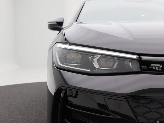 Volkswagen PASSAT R-Line Edition 1.5 eHybrid 204 PK | Panoramadak | Trekhaak | 360 Camera | Sportstoelen | Stoel- & Stuurverwarming |