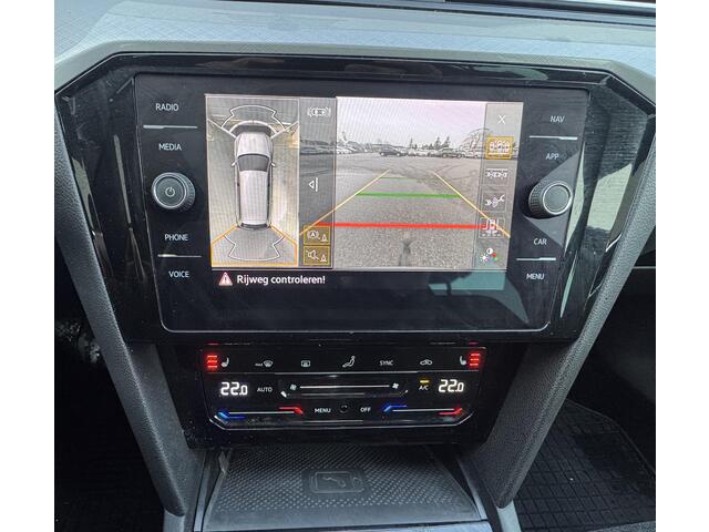 Volkswagen PASSAT Variant 1.5 TSI R-Line Business + / PANO / NAV I/ TREKHAAK / GARANTIE /