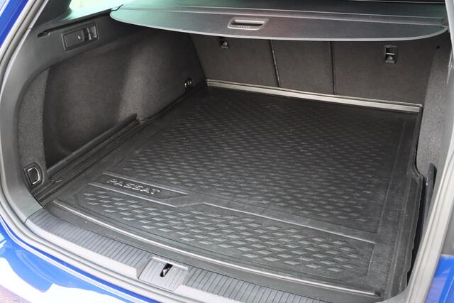 Volkswagen PASSAT Variant 1.5 TSI R-Line Business + 150pk DSG7 | Stoelverwarming | Carplay | Camera | IQ. Drive