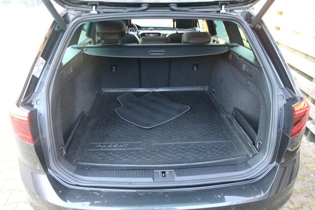 Volkswagen PASSAT Variant 1.5 TSI R-Line Business + / Navi / Climate / Stoelverwarming / Trekhaak