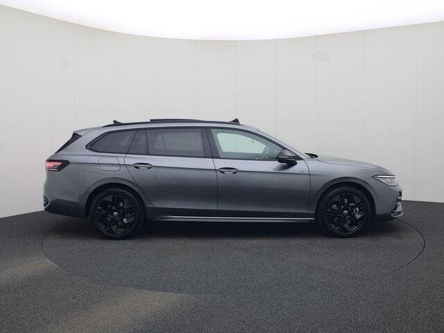 Volkswagen PASSAT Variant 1.5eHybrid 200kW/272PK R-Line DSG · Panoramadak · Trekhaak · Leder · Garantie t/m 05-05-2030 of 100000km
