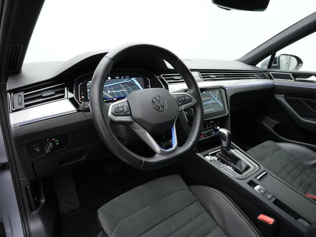 Volkswagen PASSAT 1.4 TSI PHEV 218 pk GTE | Panoramadak | Trekhaak | Discover Pro | Adaptief onderstel | IQ Light |