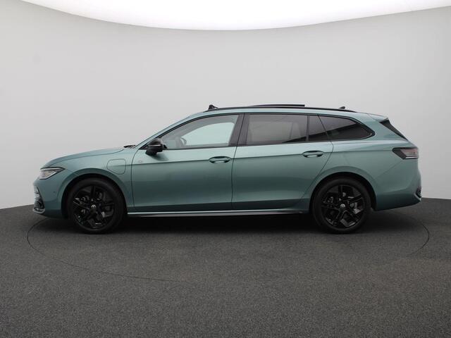 Volkswagen PASSAT Variant 1.5 eHybrid R-Line Edition 272PK DSG SOH 100%, Pano-Schuifdak, Trekhaak, Black Style, Memorystoel, Head-Up Display, Harman Kardon, 19" LM Velgen, Elektr. Achterklep