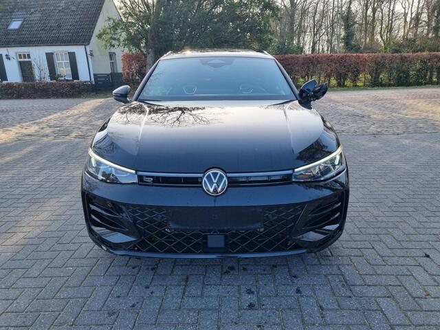 Volkswagen PASSAT Variant 1.5 eTSI DSG R-Line Pano Stoelverw Led