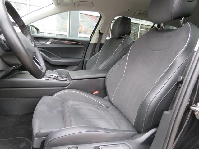 Volkswagen PASSAT 1.5 eHybrid 204pk Elegance / Trekhaak / Head up / Stoel en stuurverw. / IQ Light / FABRIEKS garantie