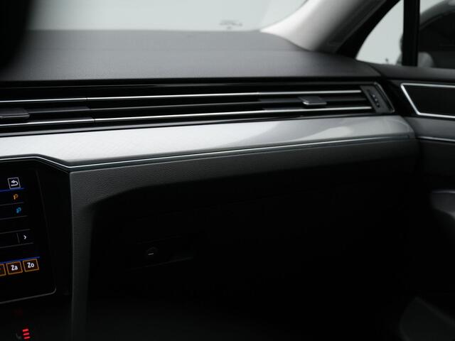 Volkswagen PASSAT Variant 1.4 TSI 218 pk DSG GTE | Trekhaak | Discover Pro | Adaptief onderstel | Achteruitrijcamera | Stoelverwarming