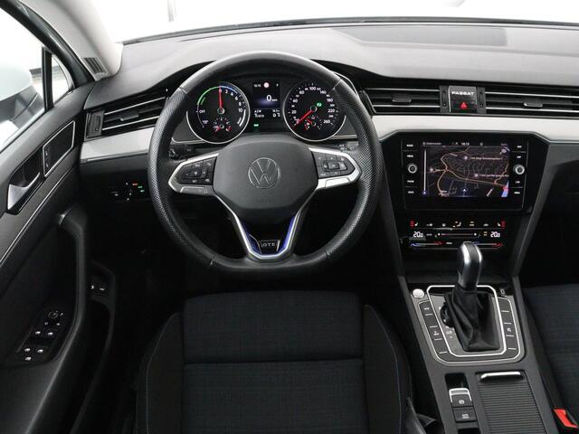 Volkswagen PASSAT 1.4 TSI PHEV GTE | Stoelverwarming | Trekhaak | Massage | 360 Camera | Stuurverwarming | Adaptive cruise | Matrix LED | Carplay | Navigatie | Parkeerhulp | Plug In
