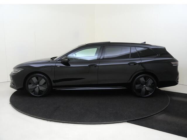 Volkswagen PASSAT Variant 1.5 eHybrid R-Line Edition | SoH 100% | Panoramadak | Trekhaak | Black style | Head-up display | 360 camera | Stoelverwarming voor en achter | Parkeerassistent |